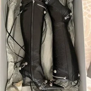 最終値下げ　約30万購入　BALENCIAGA CAGOLE BOOTIE 37 Balenciaga Drops Cagole Boot Purse | Hypebae